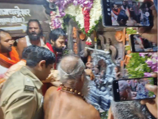 The doors of the temple which opens on the year ares are open | The doors of Nagachandreshwar Temple opened in Mahakal temple on Nagpanchami: Millions of devotees gathered in rain in Ujjain; There are darshan once a year – Ujjain News