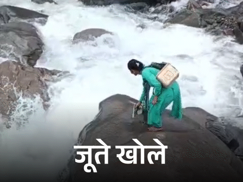 Himachal News: Female Health Worker Kamla Vacinated Child Risking Her Life | Jumped across the overflowing Drain | Mandi Chohargathi | Himachal Female Health Worker put life at risk, VIDEO: 6 feet long jump on the swollen drain; Vaccination of 2 months child – Mandi (Himachal Pradesh) News