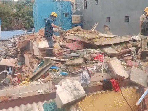 Cylinder blast in bangalore; Minor Died in Blast; Bengaluru News | Cylinder blast in Bengaluru, child dies: 12 people injured; 8 to 10 houses collapsed in the blast, the roofs of asbestos of many houses fell
