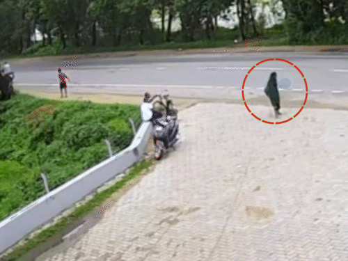Thar Ran Over 4 People Standing on the Roadseide, Video | Thar crushed 4 people standing on the roadside, video: Woman dies in Rohtas; Car jumped 7 feet in the air after hitting – Sasaram News