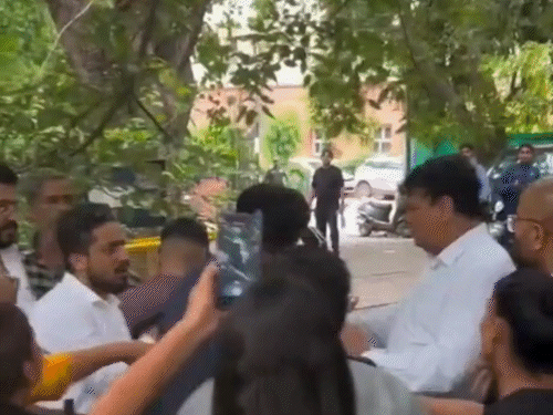 Supreme Court Lawyer Dog Lovers Fight Video | Delhi NCR | Outside the Supreme Court, a lawyer beat Dog Lover: Delhi-NCR reached to protest against the ban on stray dogs