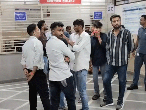 A college student was murdered by her friend in Bhuj | College student killed by a friend in Bhuj: was angry with blocking the number, a friend trying to save the girl was also stabbed