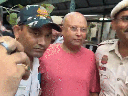 Delhi baba chaitanyananda case; Girls chat photos | Sexual Assault | Chatanyanand’s chat came out from women: I used to woo, promises, many airhostess photos were found in the phone; 17 girl students accused of exploitation