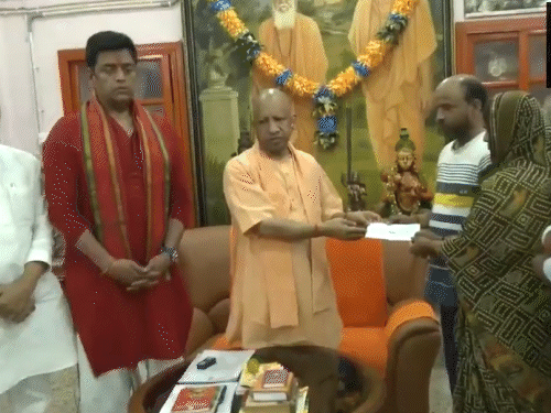 Gorakhpur Neet Student Deepak Gupta Murder Case CM Yogi Adityanath Police Investigation | Yogi gave 5 lakhs to NEET student’s mother: Cons comforted by placing his hand on his father’s shoulder, animal smugglers killed in Gorakhpur – Gorakhpur News