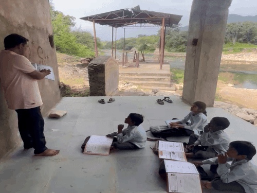 Address of Government School-Veranda of Cremation Ground | Government school address – The verandah of the ghat: children could not cross the drain, where the pyre burns, put class – Kumbhalgarh News