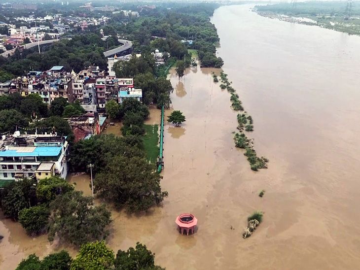 Rajasthan Delhi Rainfall Flood Situation Photos; Punjab | Srinagar Kullu Landslide | Flood Relief Camps in Delhi are immersed in floods, PHOTOS: Water in dry river in Rajasthan for 15 years; Jammu-Srinagar National Highway collapsed
