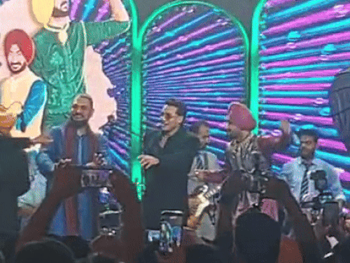 Ludhiana Cricketer Abhishek Sharma Komal Wedding Shagun Ceremony Photo | Abhishek’s dance with Yuvraj in sister’s omen program: Dance to the song Kahnde Sher Mara; Leaders and singers reached the program, see photos – Ludhiana News