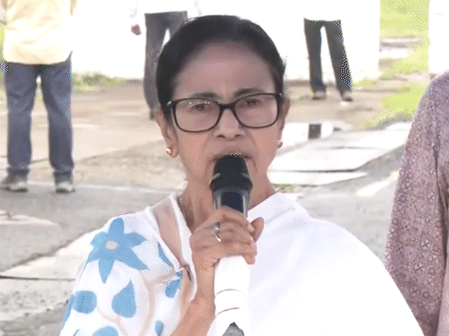 Mamata Banerjee said the Election Commission was threatening state officials. , Mamta said, Election Commission is threatening state officials: Such threats cannot be tolerated, trying to tamper with the voter list will be a betrayal of democracy.